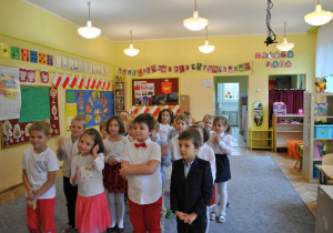 Dzieci z grupy V tańczą Poloneza. Ujęcie 6